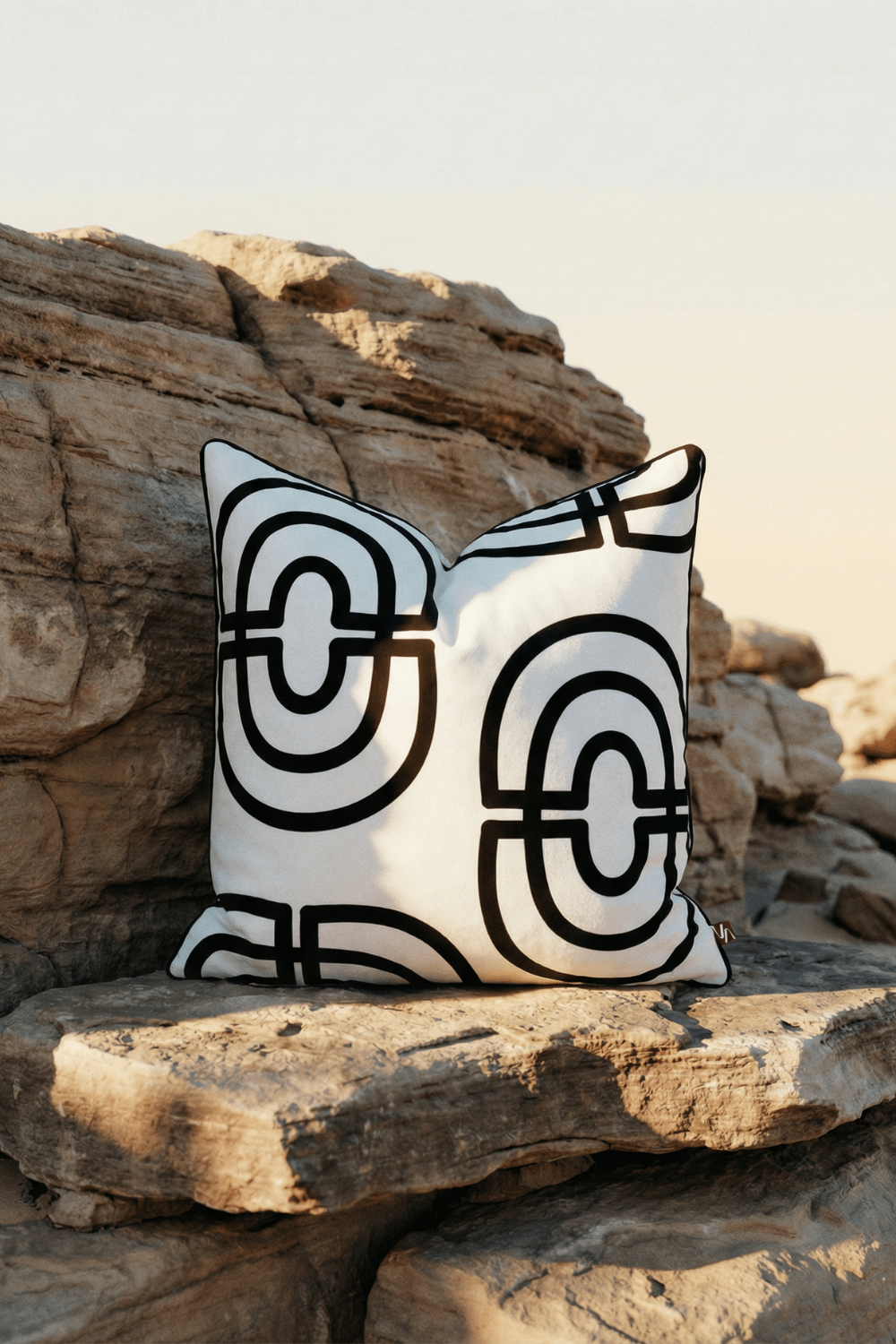 KRADO THROW PILLOW IN SOFT VELVET